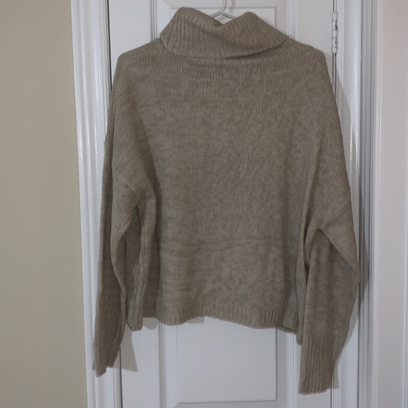 Beige rose turtle neck - Picture 2 of 3